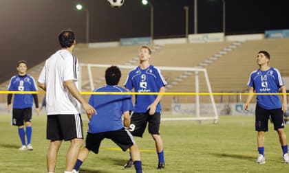 ليكنز يفاجئ النصر بالعمق .. ورئيس الهلال يطالب اللاعبين بالتأهل