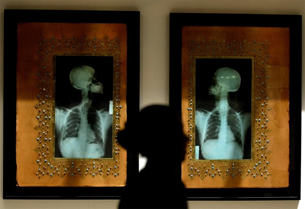 اللوحة "Illumination V and VI" للفنان السعودي أحمد العسيري في معرض مجموعة دار كريستي في دبي.
