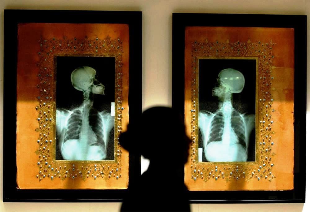 اللوحة "Illumination V and VI" للفنان السعودي أحمد العسيري في معرض مجموعة دار كريستي في دبي.