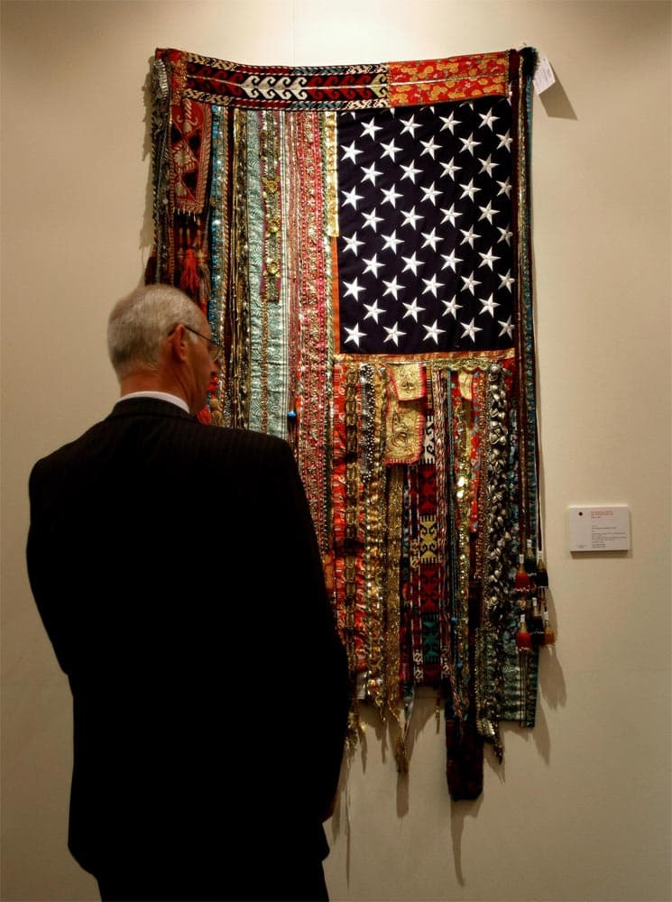 اللوحة "Flag" للفنانة الإيرانية سارة رهبار في معرض مجموعة دار كريستي في دبي.