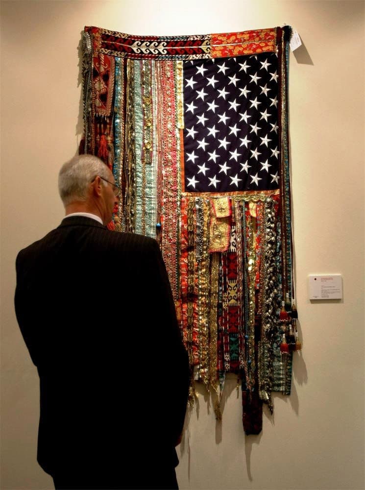 اللوحة "Flag" للفنانة الإيرانية سارة رهبار في معرض مجموعة دار كريستي في دبي.