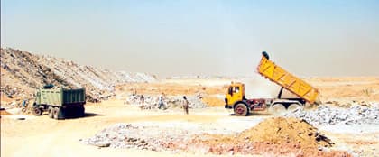 200 عربة يومياً تنقل 16 ألف طن من نفايات الرياض إلى المدفن