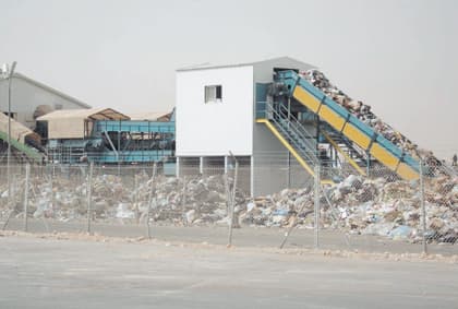 200 عربة يومياً تنقل 16 ألف طن من نفايات الرياض إلى المدفن