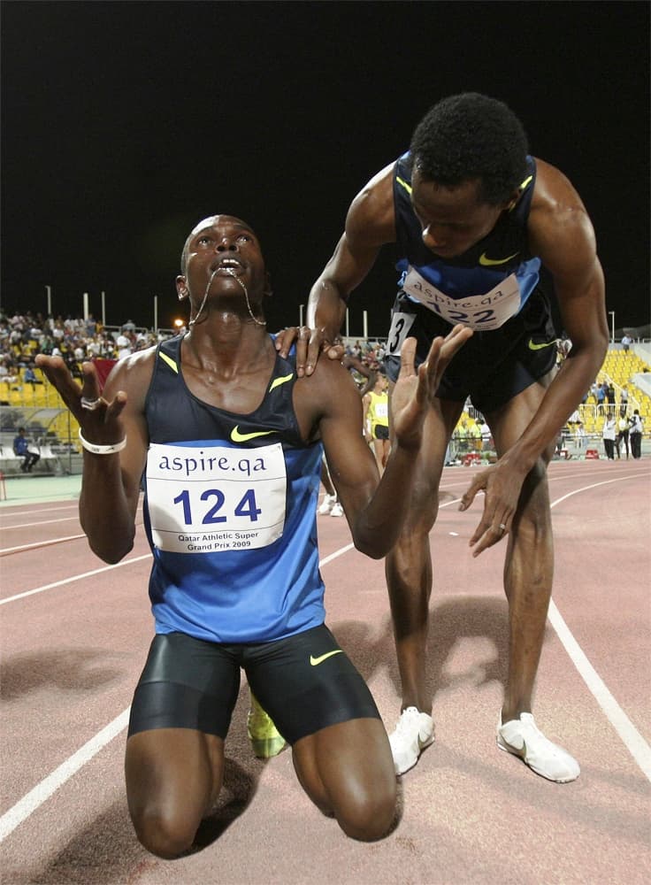 العداء السوداني أبو بكر كاكي يتلقى التحية من العداء السعودي محمد الصالحي بعد فوزه في مسابقة " 800 متر عداء" خلال "سباق الجائزة ا
