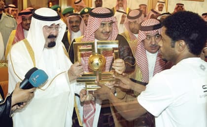 الملك يتوج الشباب بكأس خادم الحرمين الشريفين للأبطال