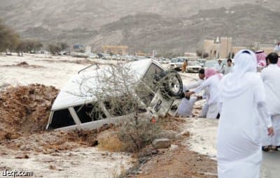 حائل: شبان أنقذو سيدة وزوجها من السيول.. ومطالب بتكريمهم