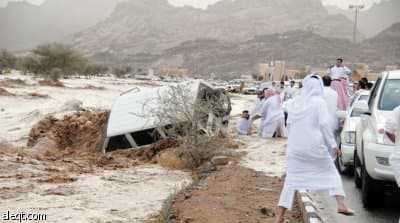 حائل: شبان أنقذو سيدة وزوجها من السيول.. ومطالب بتكريمهم
