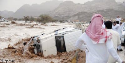 حائل: شبان أنقذو سيدة وزوجها من السيول.. ومطالب بتكريمهم