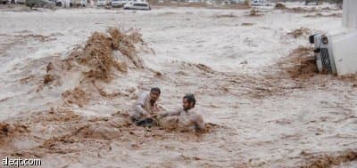 حائل: شبان أنقذو سيدة وزوجها من السيول.. ومطالب بتكريمهم