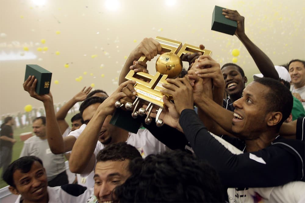 لاعبو فريق الشباب يحتفلون بكأس خادم الحرمين الشريفين للأبطال بعد تغلبة على فريق الاتحاد 4 - 0