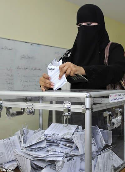 بدء الانتخابات البرلمانية في الكويت وأصوات النساء قد تحسم النتائج