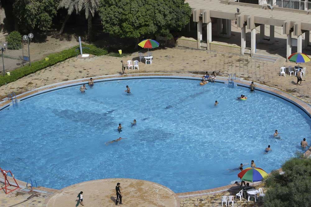 عراقيين يستمتعون في عطلة نهاية الأسبوع  مع أطفالهم في أحد المنتجعات السياحية في بغداد