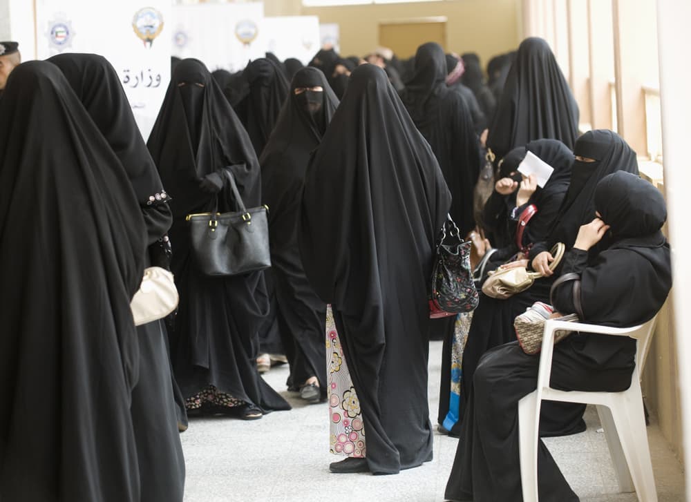 ناخبات كويتيات في منطقة الجهراء ينتظرن دورهن للدخول إلى صالات التصويت في الانتخابات البرلمانية التي تقام اليوم