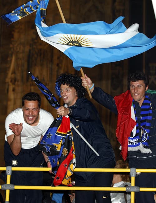 فريق إنتر ميلان يحتفل بعد تتويجه بلقب الدوري الإيطالي للمرة الرابعة على التوالي مع أنصاره بعد هزيمة غريمه التاريخي أي سي ميلان أ