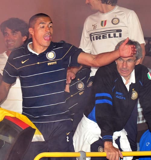 فريق إنتر ميلان يحتفل بعد تتويجه بلقب الدوري الإيطالي للمرة الرابعة على التوالي مع أنصاره بعد هزيمة غريمه التاريخي أي سي ميلان أ