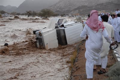 محمد بن نايف يأمر بتعيين الشابين اللذين أنقذا المرأة وزوجها في الدفاع المدني