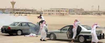 عدد من أفراد وحدة مكافحة الإرهاب التابعة للقوات الأمن  الخاصة السعودي  يجري عمليات تدريب في الرياض