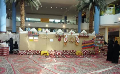 موظفات يصممن مواقع تراثية على غرار الجنادرية لتنشيط أعمال الأسر المنتجة