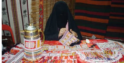 موظفات يصممن مواقع تراثية على غرار الجنادرية لتنشيط أعمال الأسر المنتجة