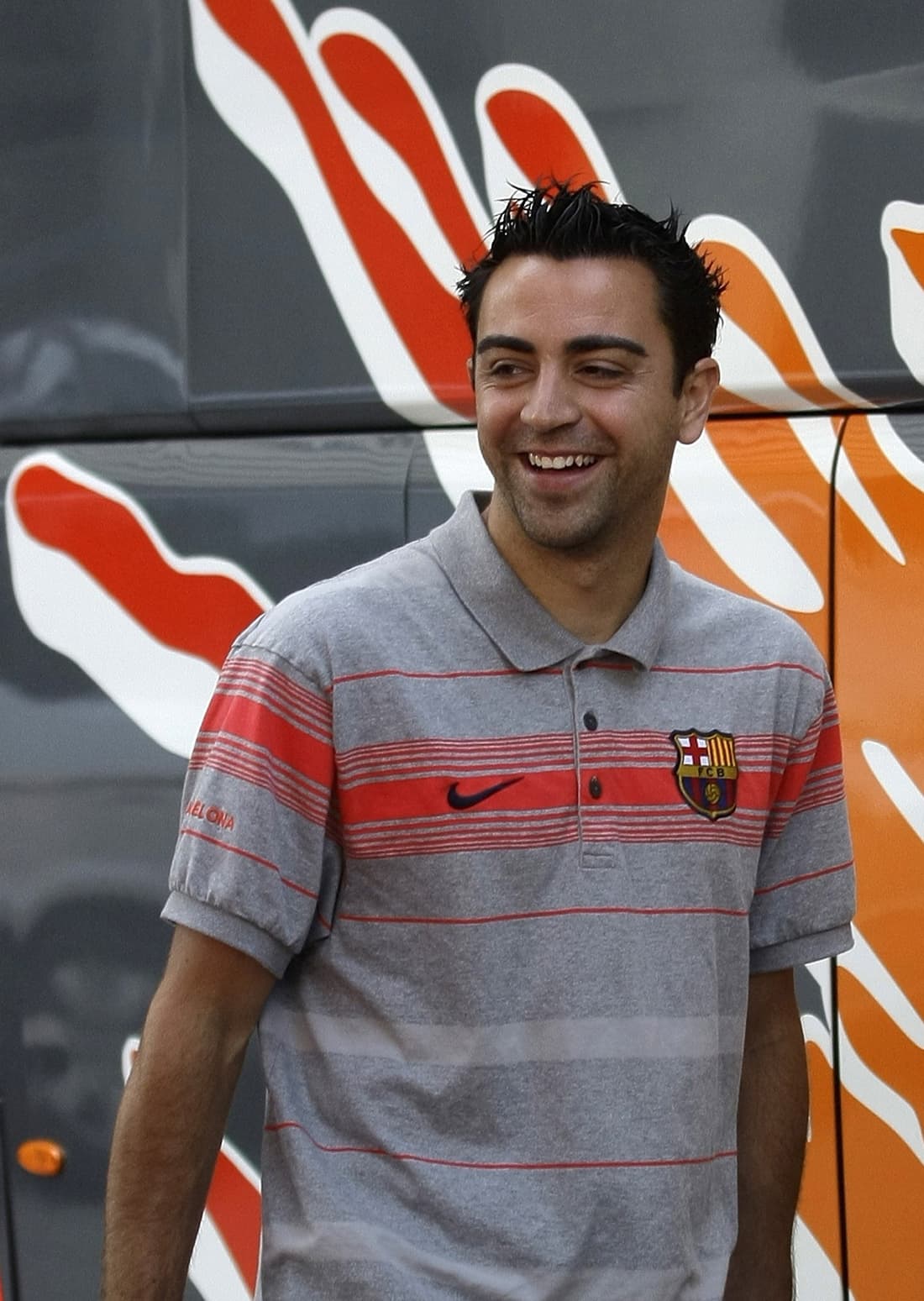 لاعبو برشلونة يودعون أنصار الفريق من ملعب نو كامب في برشلونة قبل المغادرة إلى روما.