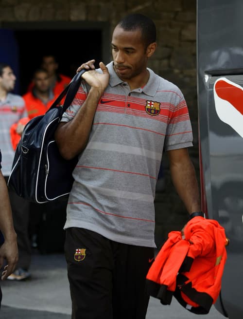 لاعبو برشلونة يودعون أنصار الفريق من ملعب نو كامب في برشلونة قبل المغادرة إلى روما.