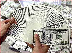 الدولار مستقر قرب أدنى مستوى له في 5 أشهر