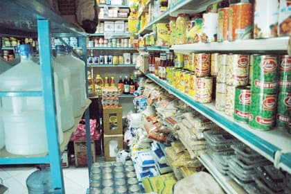 مستودعات أم بقالات؟