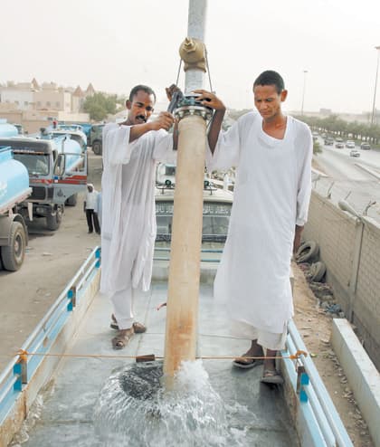 أزمة المياه تتجدد في الرياض وأسعار صهاريج الشرب تقفز إلى 300 ريال