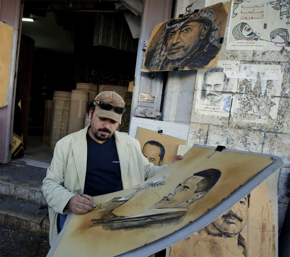 الرسام الفلسطيني وليد أيوب يضيف اللمسات الأخيرة على لوحة وجه الرئيس الأمريكي باراك أوباما في مدينة رام الله.