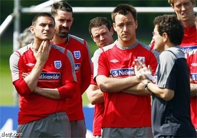فابيو كابيلو مدرب منتخب انجلترا لكرة القدم يتحدث مع اللاعبين خلال دورة تدريبية في لندن.