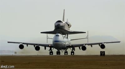 صور حمل مكوك الفضاء أتلانتس على متن طائرة تابعة لناسا