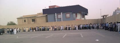 طوابير المقيمين تتزاحم لتسجيل البصمة.. و"الجوازات": لا غرامات تأخير