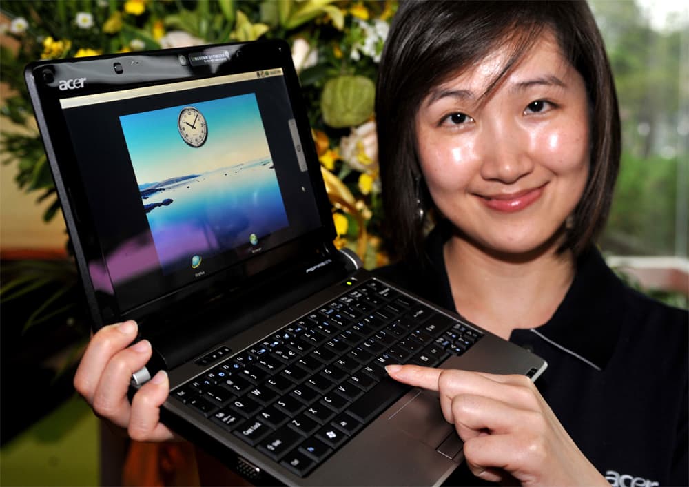 امرأة تعرض آخر إنتاج للكمبيوتر المحمول من نوع أيسر  Acer- UX - 30 خلال معرض Computex 2009 في تايبيه. والذي يعتبر أكبر معرض لتكنو