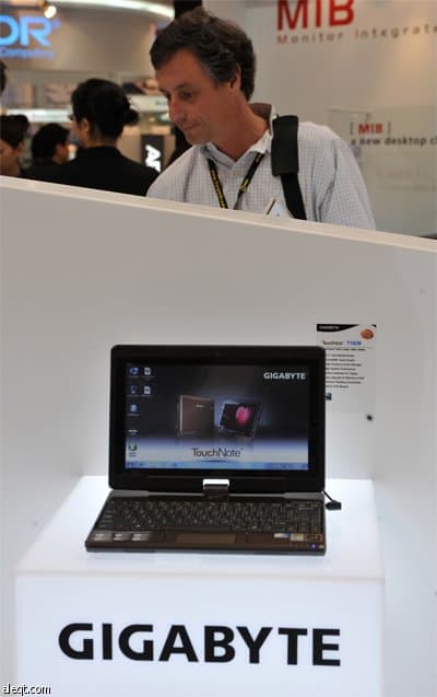 امرأة تعرض آخر إنتاج للكمبيوتر المحمول من نوع أيسر  Acer- UX - 30 خلال معرض Computex 2009 في تايبيه. والذي يعتبر أكبر معرض لتكنو