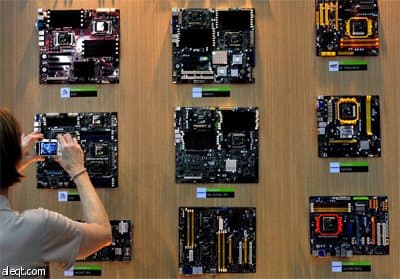 امرأة تعرض آخر إنتاج للكمبيوتر المحمول من نوع أيسر  Acer- UX - 30 خلال معرض Computex 2009 في تايبيه. والذي يعتبر أكبر معرض لتكنو