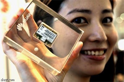 امرأة تعرض آخر إنتاج للكمبيوتر المحمول من نوع أيسر  Acer- UX - 30 خلال معرض Computex 2009 في تايبيه. والذي يعتبر أكبر معرض لتكنو
