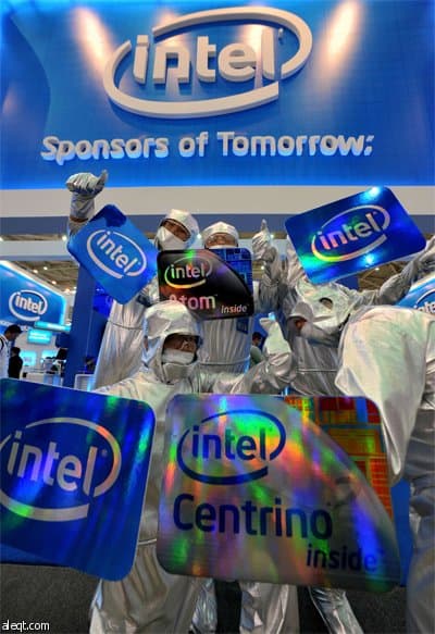 امرأة تعرض آخر إنتاج للكمبيوتر المحمول من نوع أيسر  Acer- UX - 30 خلال معرض Computex 2009 في تايبيه. والذي يعتبر أكبر معرض لتكنو