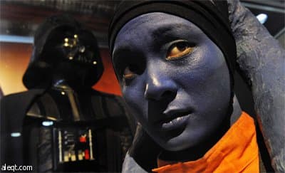طفل يقاتل أحد أبطال فيلم (حرب النجوم) في معرض "حرب النجوم: عندما يلتقي الواقع بالخيال" المقام في متحف العلوم في بوسطن والذي يهدف