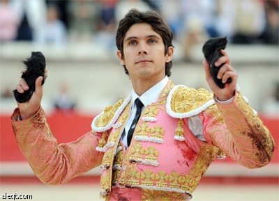 الأسباني ميجيل انخيل بيريرا في لقطة أثناء مصارعته لثور هائج في نيم جنوب فرنسا.