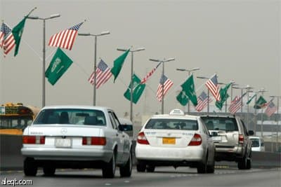 شوارع الرياض تزيّن بأعلام الولايات المتحدة الأمريكية والسعودية قبيل الزيارة المرتقبة للرئيس الأمريكي باراك أوباما.
