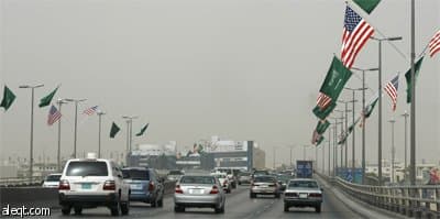شوارع الرياض تزيّن بأعلام الولايات المتحدة الأمريكية والسعودية قبيل الزيارة المرتقبة للرئيس الأمريكي باراك أوباما.
