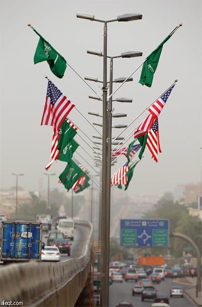 شوارع الرياض تزيّن بأعلام الولايات المتحدة الأمريكية والسعودية قبيل الزيارة المرتقبة للرئيس الأمريكي باراك أوباما.