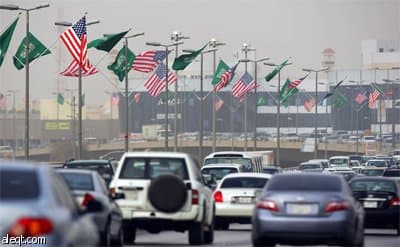 شوارع الرياض تزيّن بأعلام الولايات المتحدة الأمريكية والسعودية قبيل الزيارة المرتقبة للرئيس الأمريكي باراك أوباما.