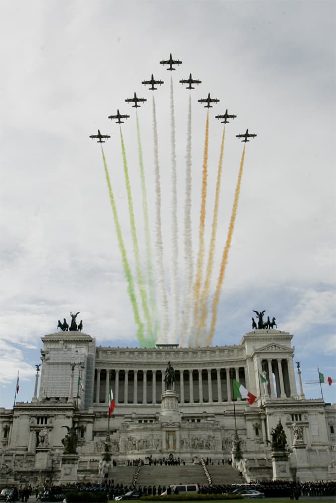 فرقة (السهام الملونة - Frecce Tricolori) من القوات الجوية الايطالية تشارك في احتفالات عيد الجمهورية الايطالية في روما.
