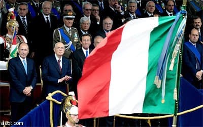 فرقة (السهام الملونة - Frecce Tricolori) من القوات الجوية الايطالية تشارك في احتفالات عيد الجمهورية الايطالية في روما.