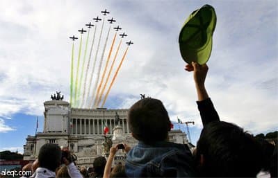 فرقة (السهام الملونة - Frecce Tricolori) من القوات الجوية الايطالية تشارك في احتفالات عيد الجمهورية الايطالية في روما.