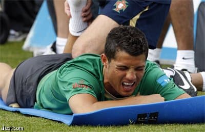 كريستيانو رونالدو لاعب منتخب البرتغال لكرة القدم يعاني من ألم في ركبته اليسرى خلال دورة تدريبية في برايا ديل ري.