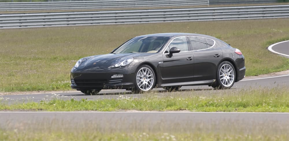 صورة للسيارة Panamera وهي على مسار الاختبار في مصنع بورش في لايبزيج – ألمانيا.