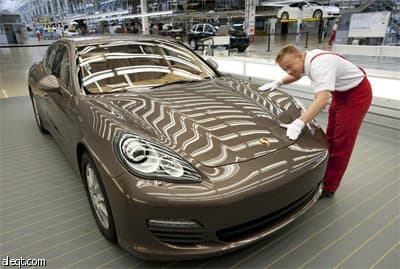 صورة للسيارة Panamera وهي على مسار الاختبار في مصنع بورش في لايبزيج – ألمانيا.
