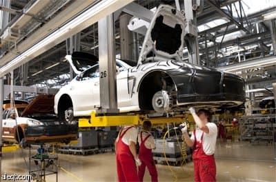 صورة للسيارة Panamera وهي على مسار الاختبار في مصنع بورش في لايبزيج – ألمانيا.